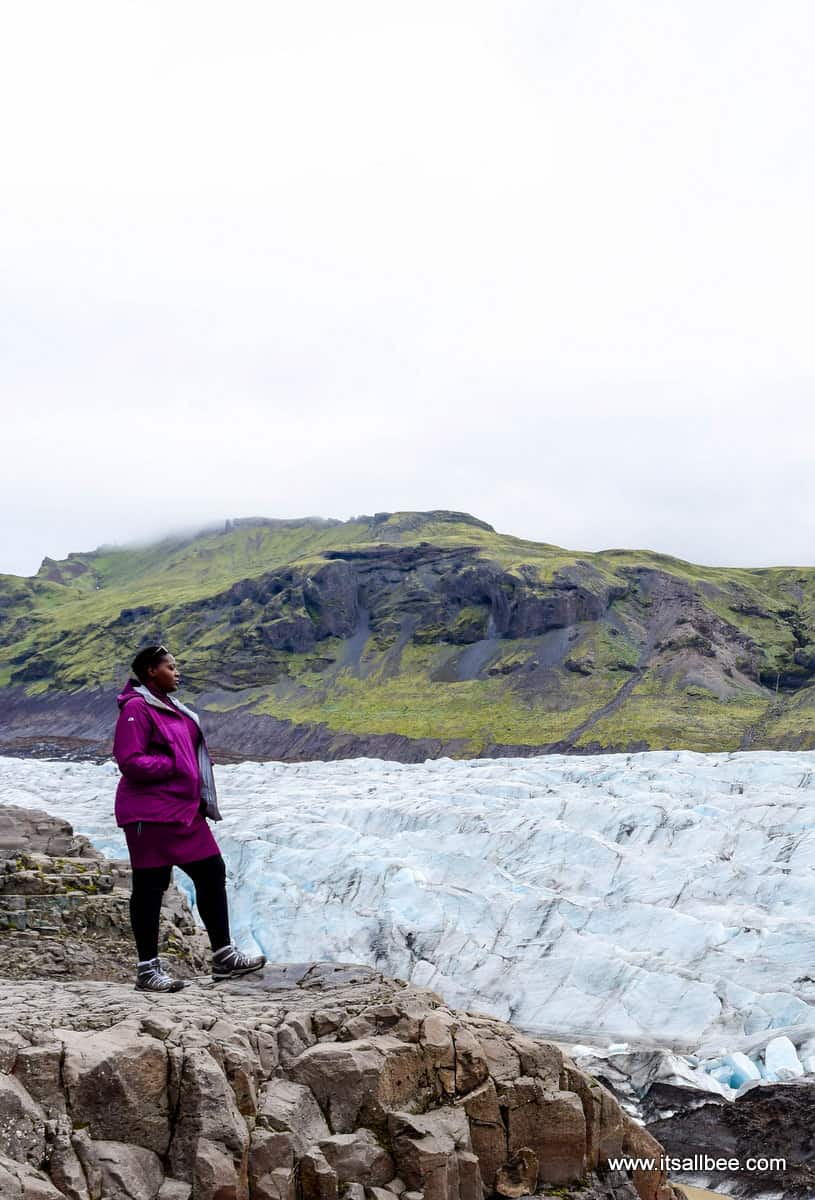 Esenciales para Islandia - Las mejores botas de montaña para Islandia - Consejos para el mejor calzado para Islandia, buenas botas para Islandia en invierno y verano. Zapatos para caminar, botas para la nieve y más. Todo lo que necesitas saber sobre los zapatos para empacar para Islandia para diversas actividades. #traveltips #itsallbee #trip #adventure #winter #besttimetovisit www.itsallbee.com #europe #hiking #glacier #lagoon