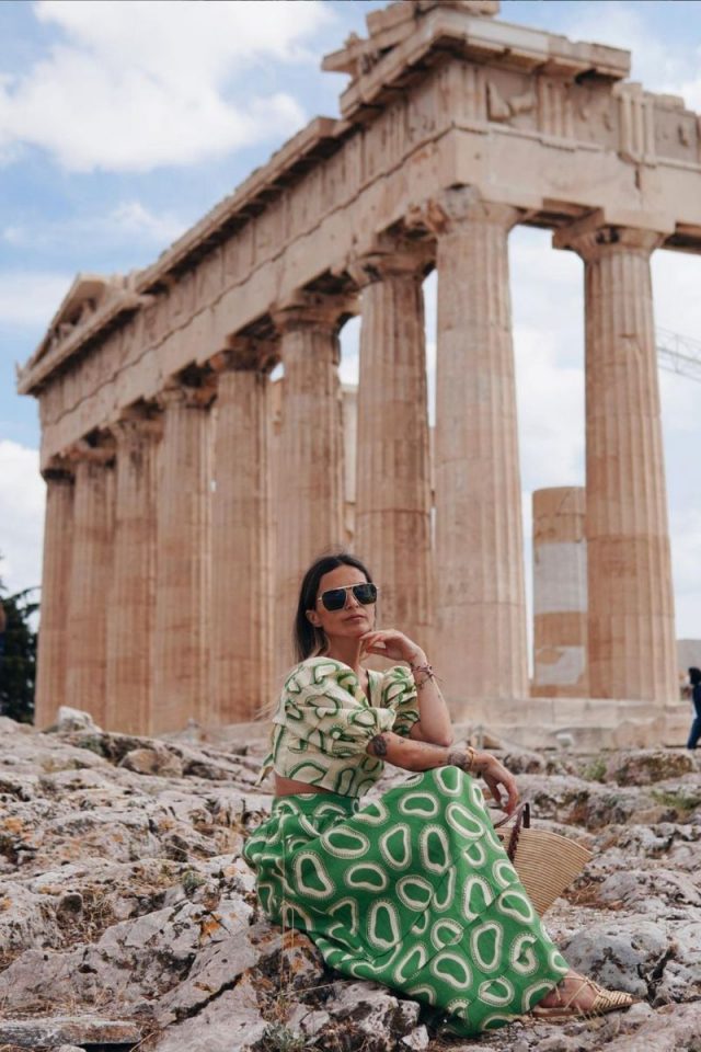 Explore the best Athens outfit ideas for every occasion, from chic exploring and beachy vibes to stylish nights out. Discover how to dress perfectly for sightseeing, brunch, casual outings, and more in the vibrant city of Athens. Stay stylish and comfortable with our curated fashion tips and outfit inspirations. Athens Greece, Summer Outfits, Fall Outfits, Athens Outfit Aesthetic, What To Wear In Athens, Athens Packing List, Athens Inspired Outfits, Greece Travel Outfit, Weekend In Athens