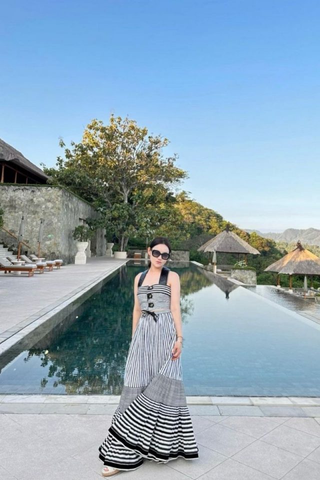 Discover the ultimate Bali outfit guide for stylish vacation wear. From chic beachside glamour to relaxed tropical looks, find the perfect ensembles for every activity, whether you're beach lounging, urban exploring, or enjoying an elegant evening out. Get inspired with these must-have Bali styles! Bali Outfit, Bali Packing List, Bali Style, Bali Travel Tips, Bali Indonesia, Bali Travel, Summer Outfit, Bali Outfit Ideas, Vacation Outfit, What To Wear In Bali, Bali Clothes