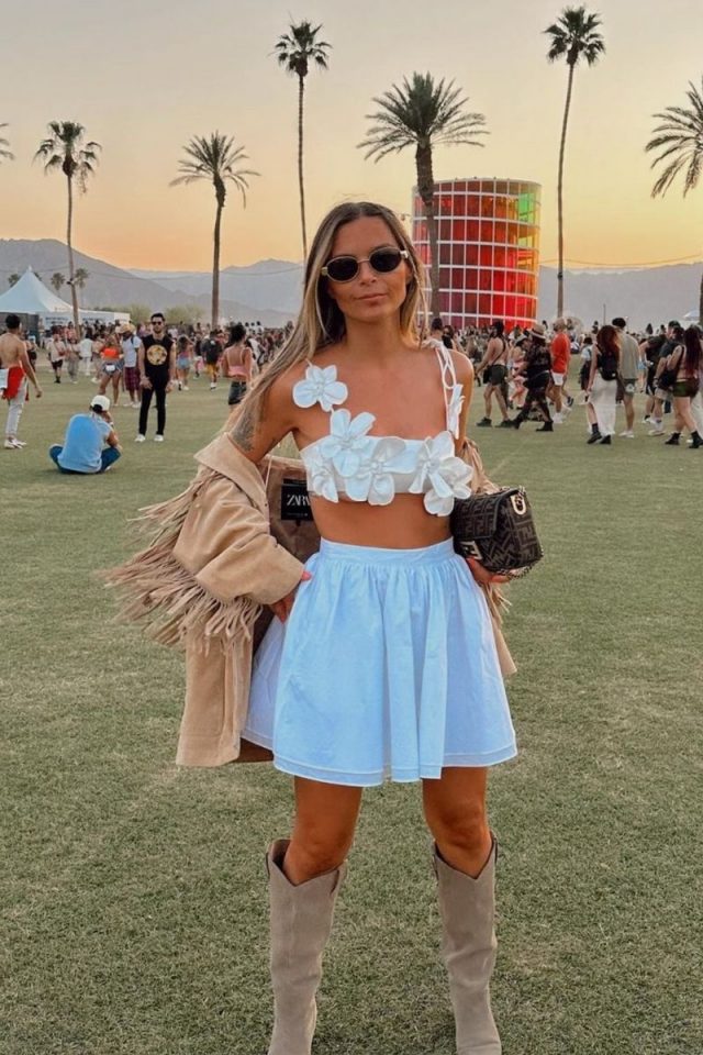 Discover stylish festival outfits that blend comfort and flair, perfect for any festival-goer. From denim corsets and sequin rompers to casual chic, vibrant patterns, get inspired by these unique and trendy looks. Ideal for making a statement while staying comfortable all day long. Glastonbury Festival Outfit, Coachella Outfit Ideas, Burning Man Outfit, Stagecoach Festival Outfits,Glastonbury Festival Fashion, Glastonbury Clothes, Stagecoach Outfits, Stagecoach Outfit Ideas