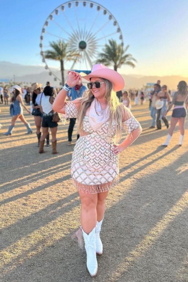 Discover stylish festival outfits that blend comfort and flair, perfect for any festival-goer. From denim corsets and sequin rompers to casual chic and vibrant patterns, get inspired by these unique and trendy looks. Ideal for making a statement while staying comfortable all day long. Glastonbury Outfits, Glastonbury Festival Outfit, Fashion, Coachella Music Festival, Coachella Outfit Ideas, Burning Man Outfit, Night Outfits, Country, Style, Clothing, Outfit Ideas, Stagecoach Festival Outfits