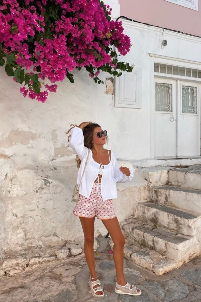 Discover the ultimate guide to stylish Greece outfits ideas for every occasion. From playful prints for exploring to glamorous dresses for beachfront dining, find the perfect looks for your Greek adventure. Stay chic and comfortable with these outfit ideas, ideal for sightseeing, brunch, casual outings. Greece Travel Outfits, Summer Outfits, Greece Travel Guide, Vacation, Greece Aesthetics, Greece Honeymoon, Greece Packing List, Santorini, Mykonos, Athens, Greek Islands, What To Wear In Greece