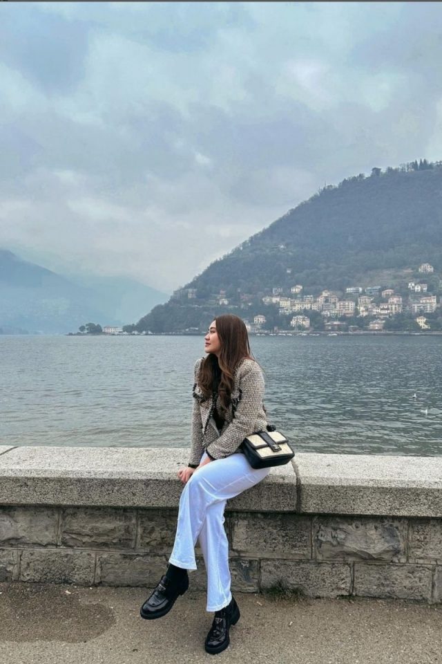 Discover chic Lake Como outfit ideas for every occasion! From brunch to exploring picturesque towns, find stylish ensembles perfect for your Italian getaway. Get inspired now! Lake Como Wedding, Lake Como Vacations, Lake Como Travel, Lake Como Family Vacations, Lake Como Outfit, Travel Aesthetic, Italy Outfit, Italy Outfits Summer, Italy Outfits Spring, Italy Outfits Fall, Italy Outfits Winter, Italy Outfit Summer, Italy Outfit Spring, Italy Outfit Fall, Summer Outfit