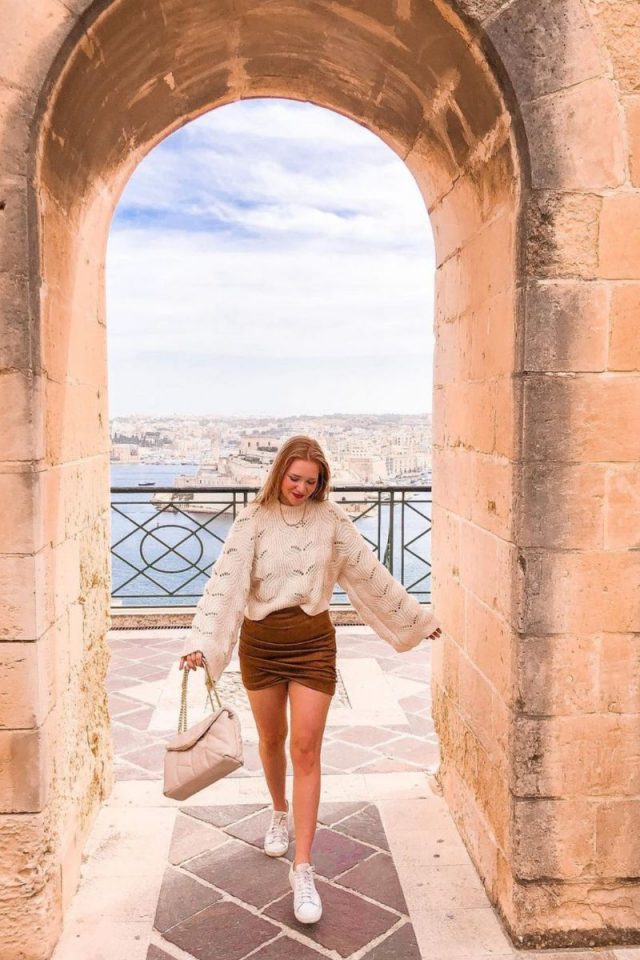 Discover stylish and chic outfit ideas for your Malta adventure, perfect for exploring historic sites, enjoying brunch, or hitting the beach. From vibrant dresses to casual ensembles, find the ideal look for every activity. Malta Travel Tips, What To Wear In Malta, Malta Packing Tips, Things To Do In Malta, Europe Trip Outfits, Summer Outfits, Europe Packing List, Europe Summer Outfits, Spring Travel, Malta Outfit Ideas