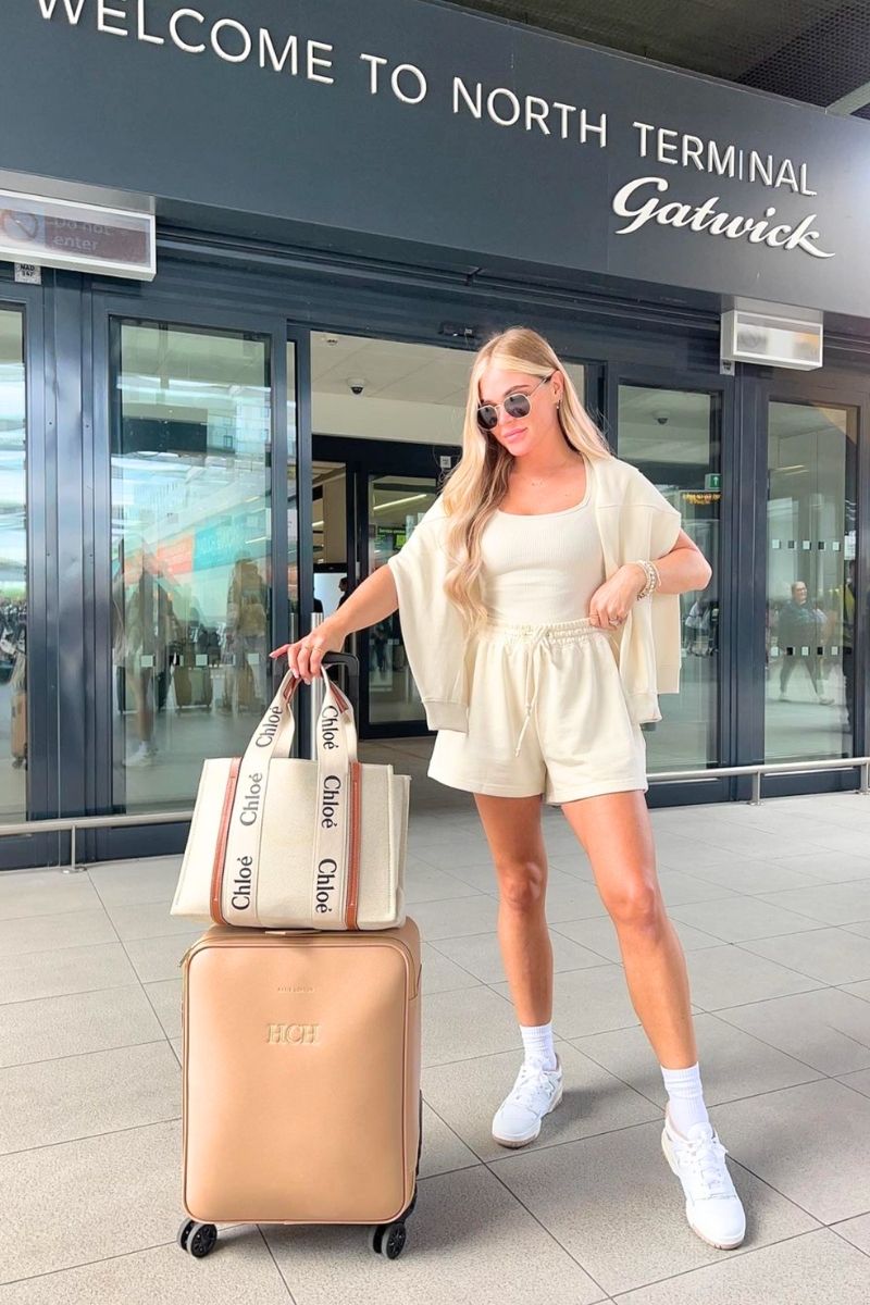 Discover the best summer airport outfits for stylish and comfortable travel. From chic neutrals to bold colors, find outfit inspiration and perfect manicure ideas to elevate your travel look. Summer Airport Outfit, Summer Airport Outfits, Airport Outfit, Airport Fashion, Airport Outfits, Airports Fashion, Airports Outfit, Airport Outfits Summer, Airport Style, Airport Outfit Aesthetic, Beach, Airport Outfit Summer Beach, Airport Aesthetic, Airport Outfit Ideas, Comfy