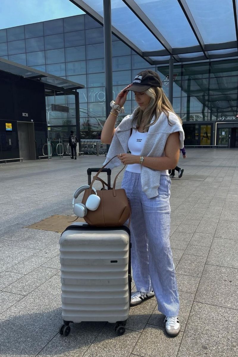 Discover the best summer airport outfits for stylish and comfortable travel. From chic neutrals to bold colors, find outfit inspiration and perfect manicure ideas to elevate your travel look. Summer Airport Outfit, Summer Airport Outfits, Airport Outfit, Airport Fashion, Airport Outfits, Airports Fashion, Airports Outfit, Airport Outfits Summer, Airport Style, Airport Outfit Aesthetic, Beach, Airport Outfit Summer Beach, Airport Aesthetic, Airport Outfit Ideas, Comfy