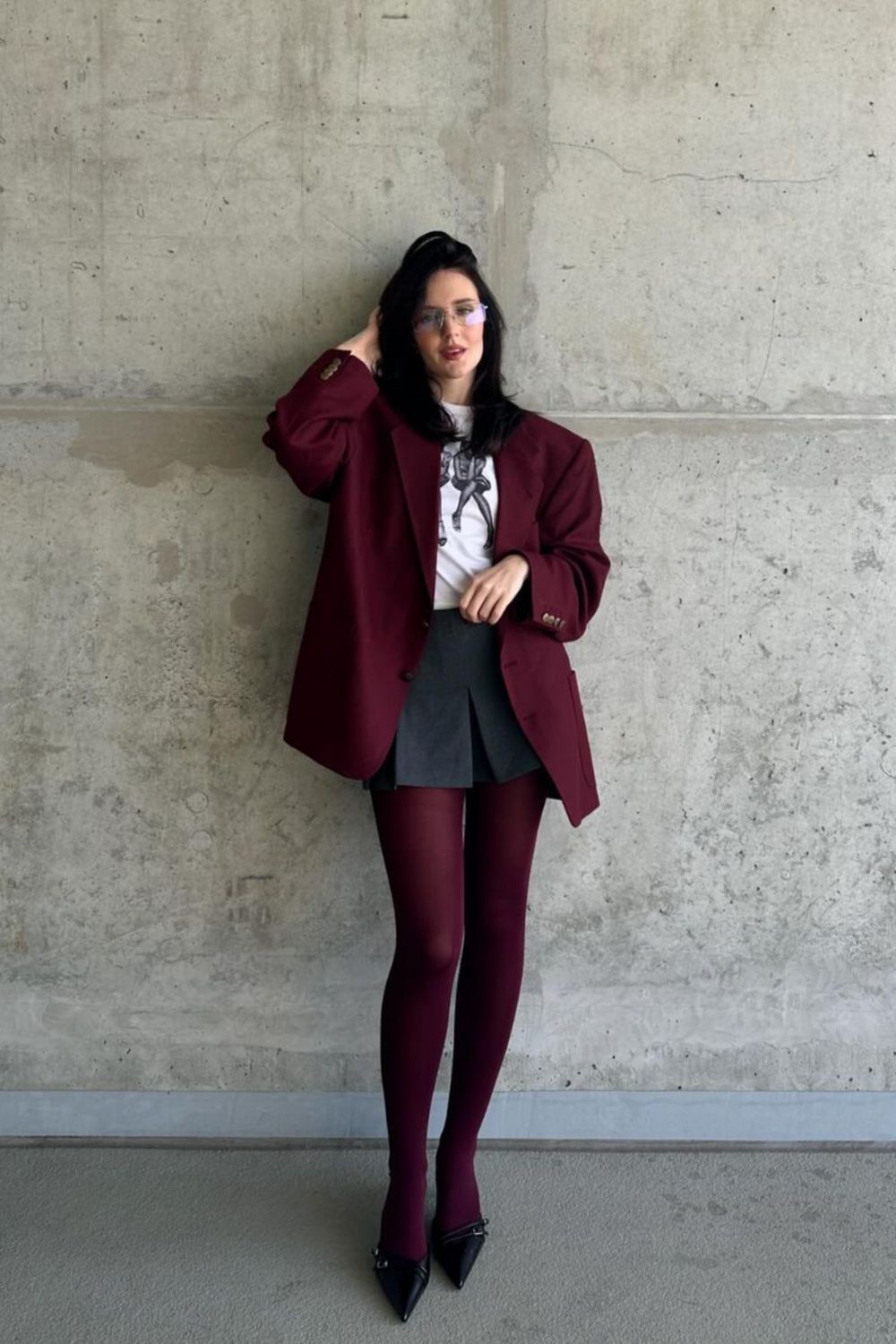 Chic burgundy outfit ideas perfect for fall, from cozy knits to bold leather looks. Elevate your wardrobe with rich hues, stylish textures, and on-trend accessories for every occasion. Burgundy Outfit Ideas, Burgundy Outfit Aesthetic, Burgundy Outfit Ideas Color Combos, Burgundy Outfits Female, Burgundy Outfit Ideas Classy, Burgundy Outfit Black Woman, Burgundy Outfits For Women Casual, Burgundy And Grey Outfits, Burgundy Monochrome Outfit, Burgundy Skirt Outfit Fall, Burgundy Pants Outfit