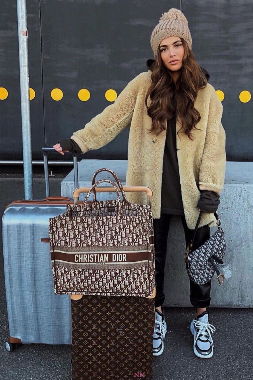 Chic fall & winter airport outfits that combine style and comfort for your next trip. From cozy layers to chic, travel-friendly looks, stay fashionable while jet-setting this season. Fall Airport Outfit Chic, Cozy Airport Outfit, Travel Outfit Fall Airport Style, Plus Size Airport, Fall Airport Outfit Comfy, Chic Airport Outfit Winter, Airport Aesthetic Outfit Winter, Classy, Elegant Airport Outfit Winter, Winter Airport Outfit Travel Style Chic, Cute Travel Outfit Ideas, Europe Trip Outfits