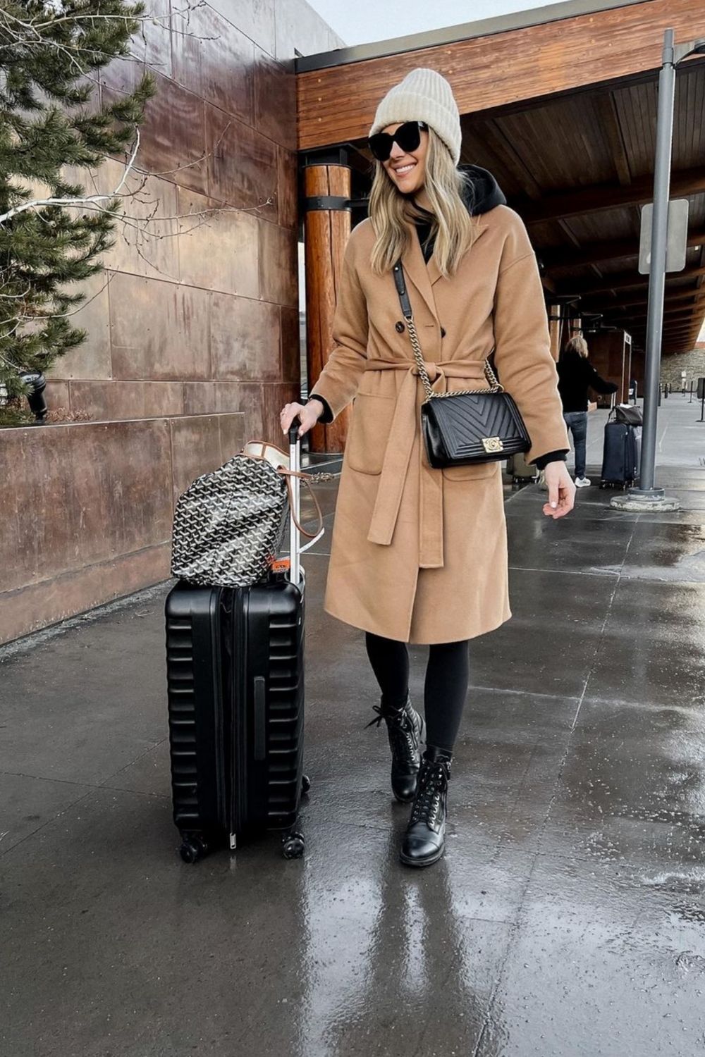 Chic fall & winter airport outfits that combine style and comfort for your next trip. From cozy layers to chic, travel-friendly looks, stay fashionable while jet-setting this season. Fall Airport Outfit Chic, Cozy Airport Outfit, Travel Outfit Fall Airport Style, Plus Size Airport, Fall Airport Outfit Comfy, Chic Airport Outfit Winter, Airport Aesthetic Outfit Winter, Classy, Elegant Airport Outfit Winter, Winter Airport Outfit Travel Style Chic, Cute Travel Outfit Ideas, Europe Trip Outfits