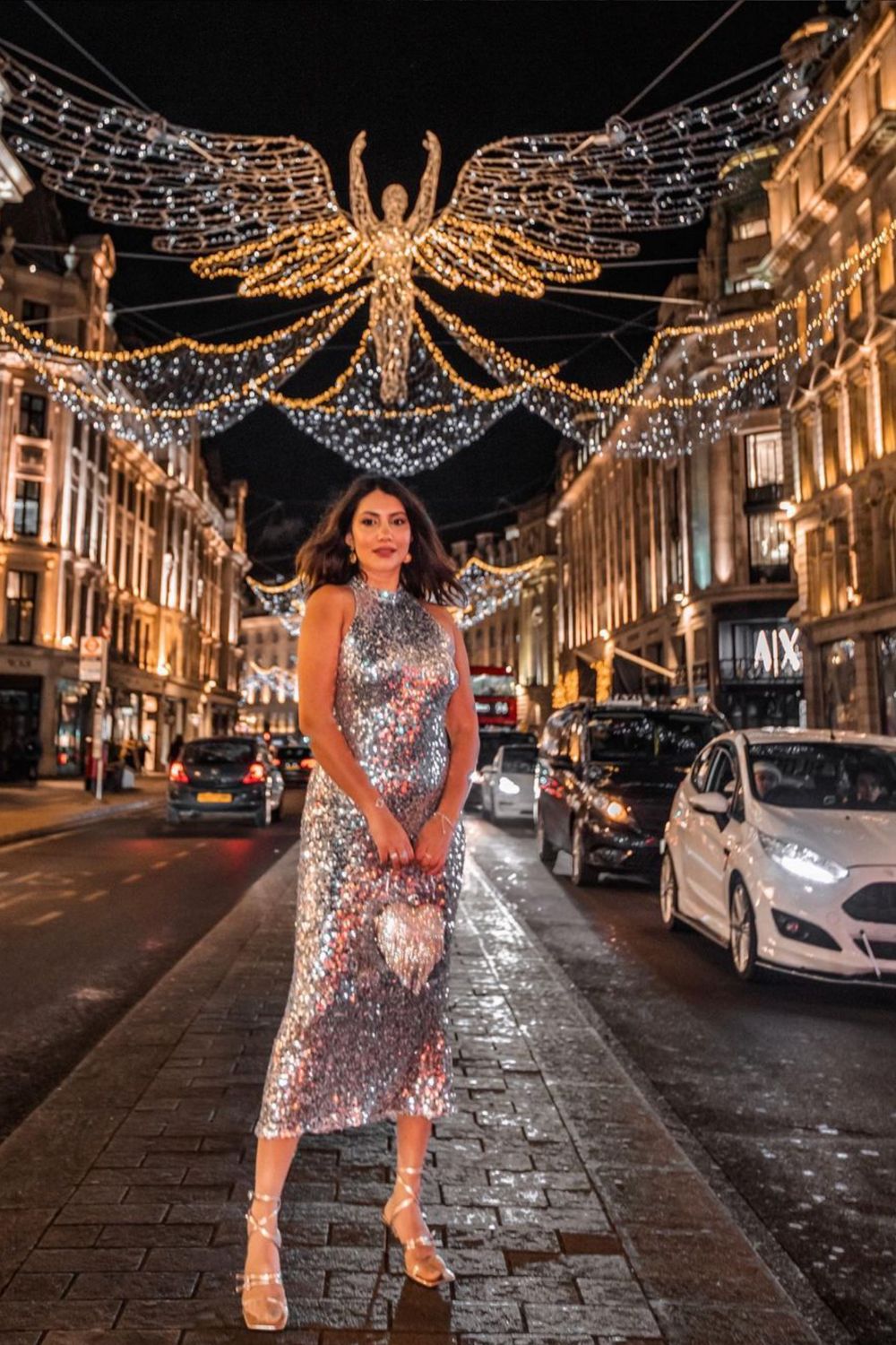 Stunning London Christmas outfit ideas for every festive occasion! From glamorous sequin dresses to cozy chic ensembles, find the perfect look to dazzle under the city's magical holiday lights. London Christmas Night Outfit, London Christmas Party Outfit, Regent Street London Christmas Outfit, Christmas Outfit Ideas For Women London, Markets Outfit, Shopping Outfit, London Christmas Outfit Ideas, Oxford Street London Christmas Outfit, Winter Outfits, Aesthetic, London Christmas Photo Ideas