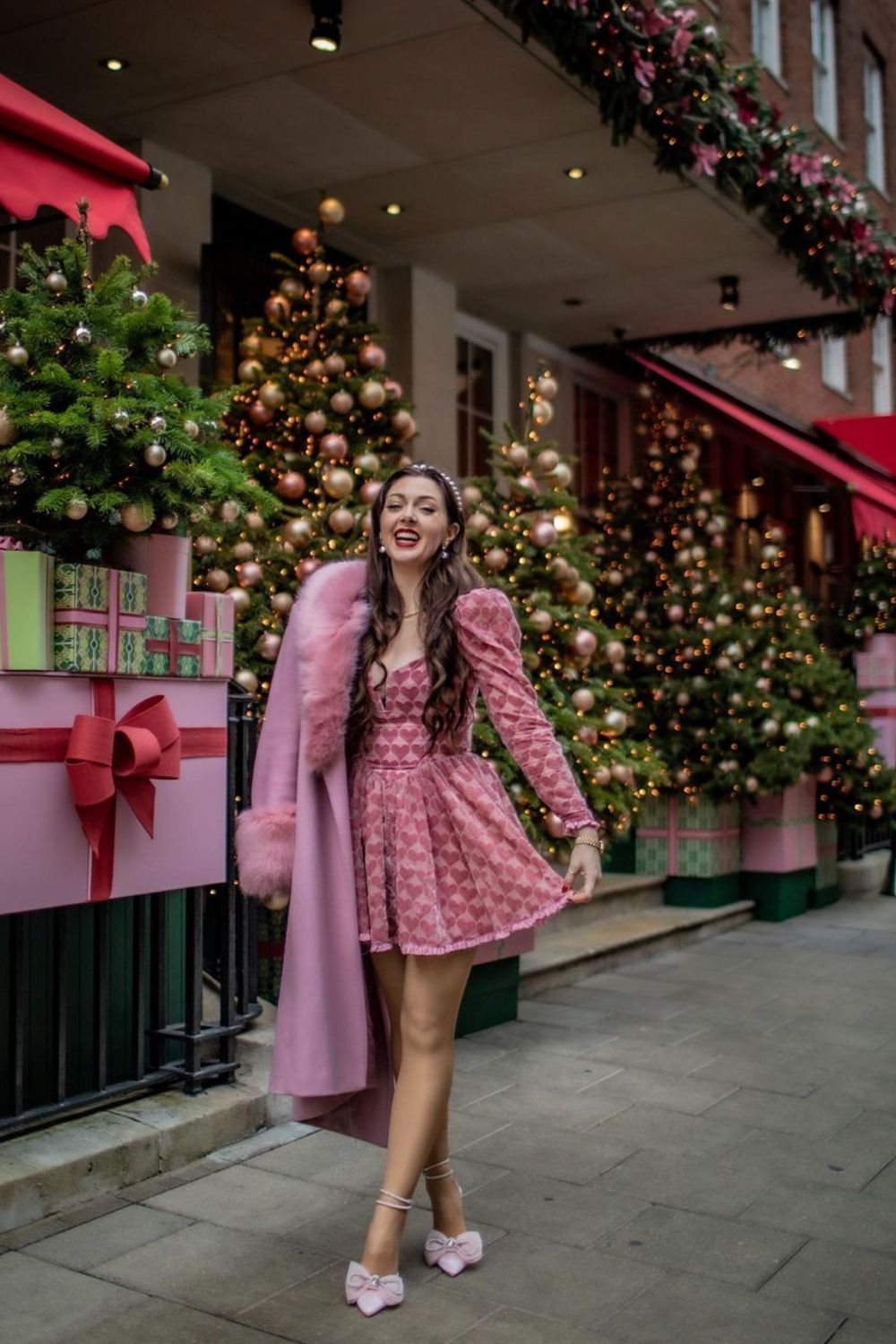 Stunning London Christmas outfit ideas for every festive occasion! From glamorous sequin dresses to cozy chic ensembles, find the perfect look to dazzle under the city's magical holiday lights. London Christmas Night Outfit, London Christmas Party Outfit, Regent Street London Christmas Outfit, Christmas Outfit Ideas For Women London, Markets Outfit, Shopping Outfit, London Christmas Outfit Ideas, Oxford Street London Christmas Outfit, Winter Outfits, Aesthetic, London Christmas Photo Ideas