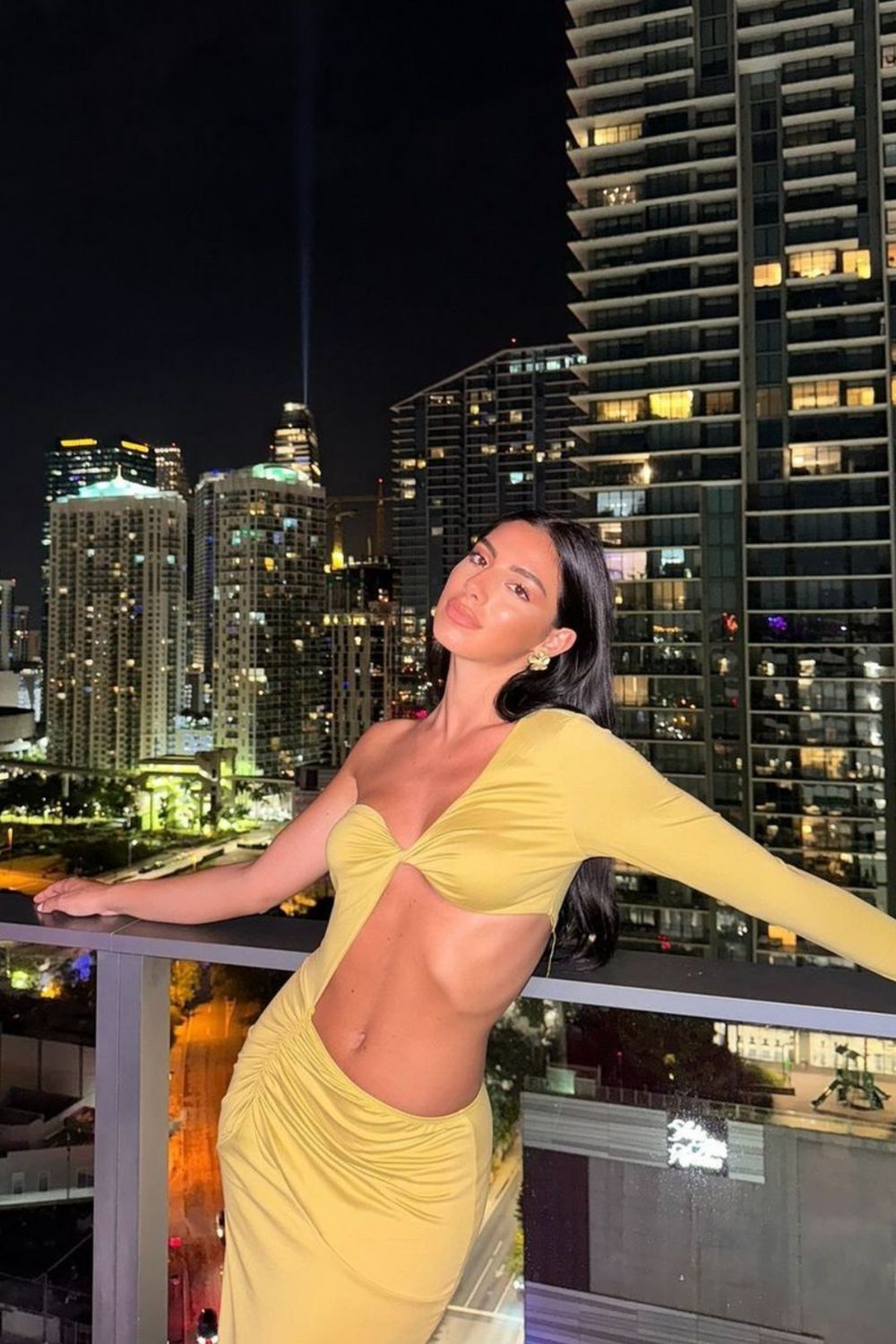 Discover stunning Miami New Year's Eve outfit ideas, perfect for rooftop parties, beachside fireworks, and glamorous dinners. Sparkle your way into 2025 with bold colors, sequins, and chic Miami-inspired looks! Miami Nye Outfit Women, Miami Nye Dress, Nye Outfit Ideas Miami, Miami Outfits Nye, Nye In Miami, Miami New Years Eve Outfit, Miami New Years Eve Aesthetic, Miami New Years Eve Outfit Winter, New Years Eve Outfits In Miami, Miami Outfits Going Out, Miami Outfits In December, Outfits Night