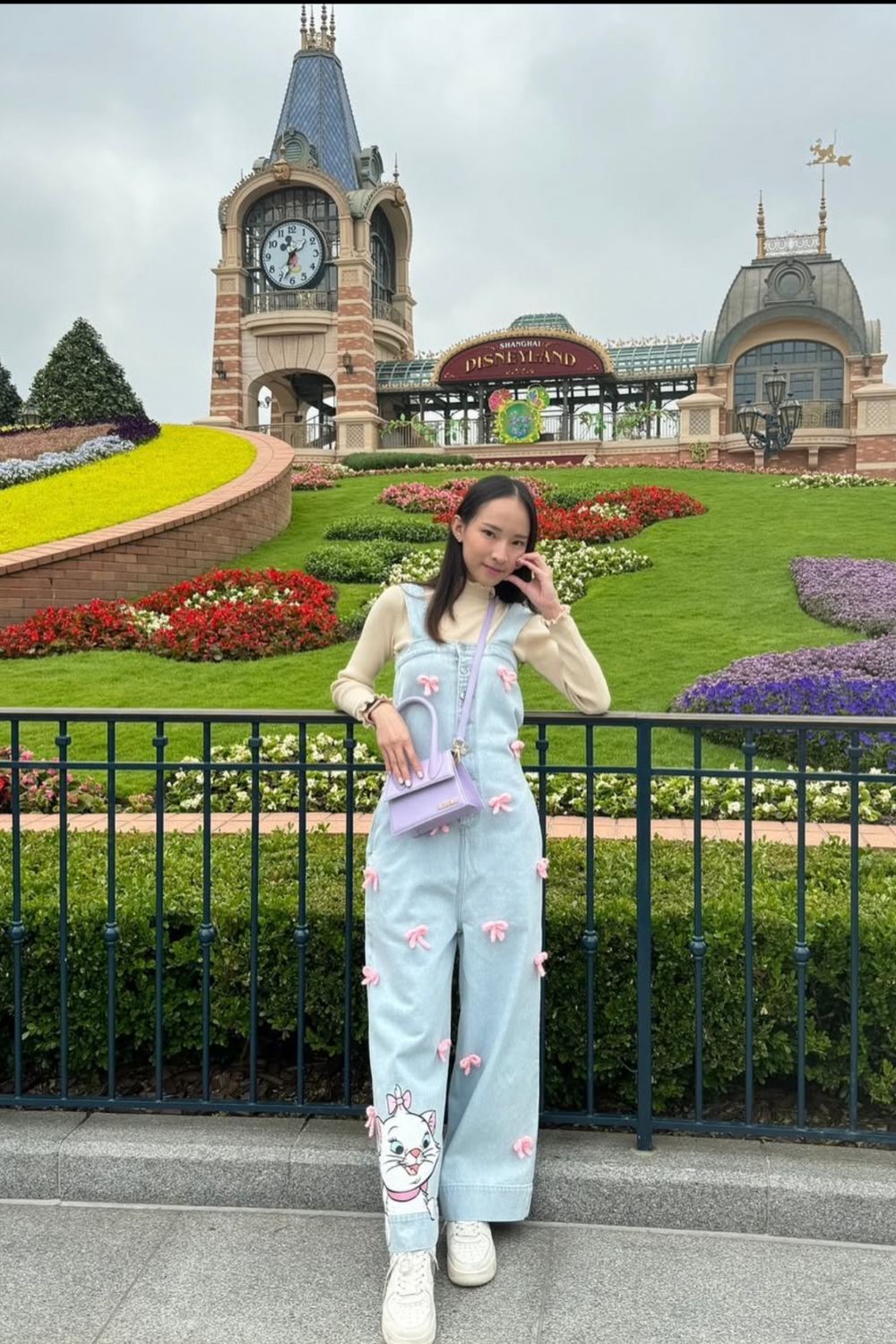 Cozy and stylish Disneyland winter outfit ideas to stay warm and picture-perfect at the park. From festive layers to chic Disney-inspired looks, find your perfect magical winter outfit. Winter Disney Outfits, Disney Outfit Cold Weather Winter, Euro Disney, Disney Spirit Jersey Outfit Winter, Leggings, Paris Disney Winter Outfit, Winter Disney Outfit Women, Outfit For Disney Winter, Japan, Tokyo Winter Outfit, Disneyland Outfits Winter, Disney Sea Outfit Winter, Disney World Outfit Ideas Winter