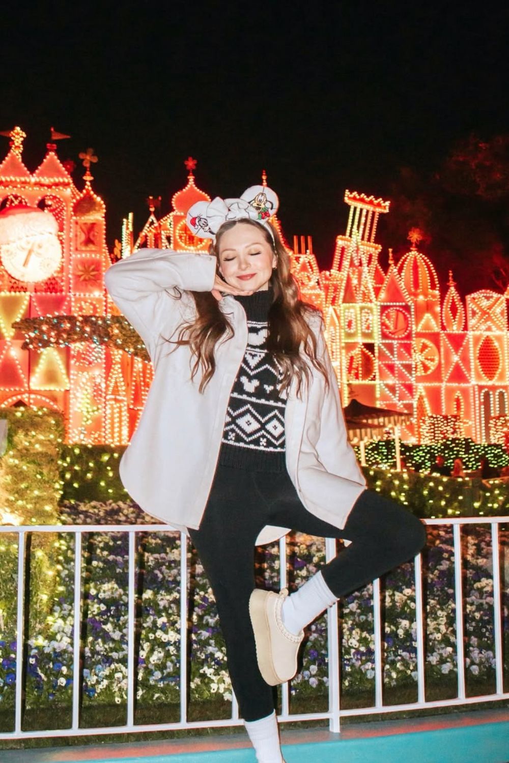 Cozy and stylish Disneyland winter outfit ideas to stay warm and picture-perfect at the park. From festive layers to chic Disney-inspired looks, find your perfect magical winter outfit. Winter Disney Outfits, Disney Outfit Cold Weather Winter, Euro Disney, Disney Spirit Jersey Outfit Winter, Leggings, Paris Disney Winter Outfit, Winter Disney Outfit Women, Outfit For Disney Winter, Japan, Tokyo Winter Outfit, Disneyland Outfits Winter, Disney Sea Outfit Winter, Disney World Outfit Ideas Winter