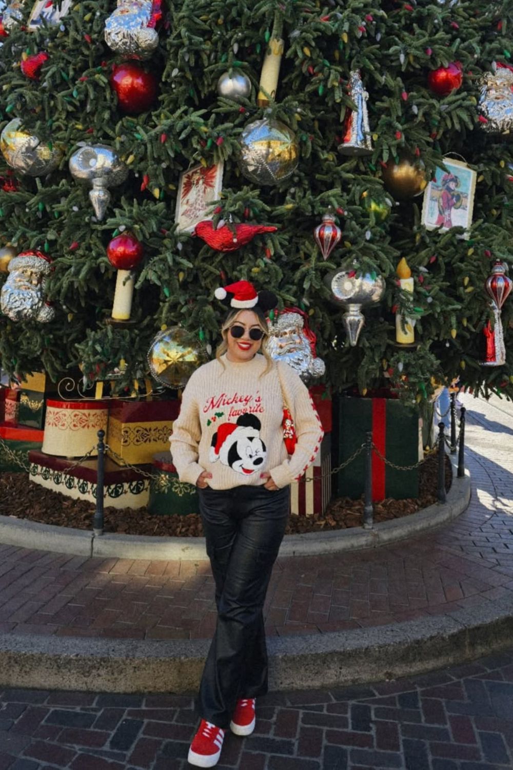 Cozy and stylish Disneyland winter outfit ideas to stay warm and picture-perfect at the park. From festive layers to chic Disney-inspired looks, find your perfect magical winter outfit. Winter Disney Outfits, Disney Outfit Cold Weather Winter, Euro Disney, Disney Spirit Jersey Outfit Winter, Leggings, Paris Disney Winter Outfit, Winter Disney Outfit Women, Outfit For Disney Winter, Japan, Tokyo Winter Outfit, Disneyland Outfits Winter, Disney Sea Outfit Winter, Disney World Outfit Ideas Winter