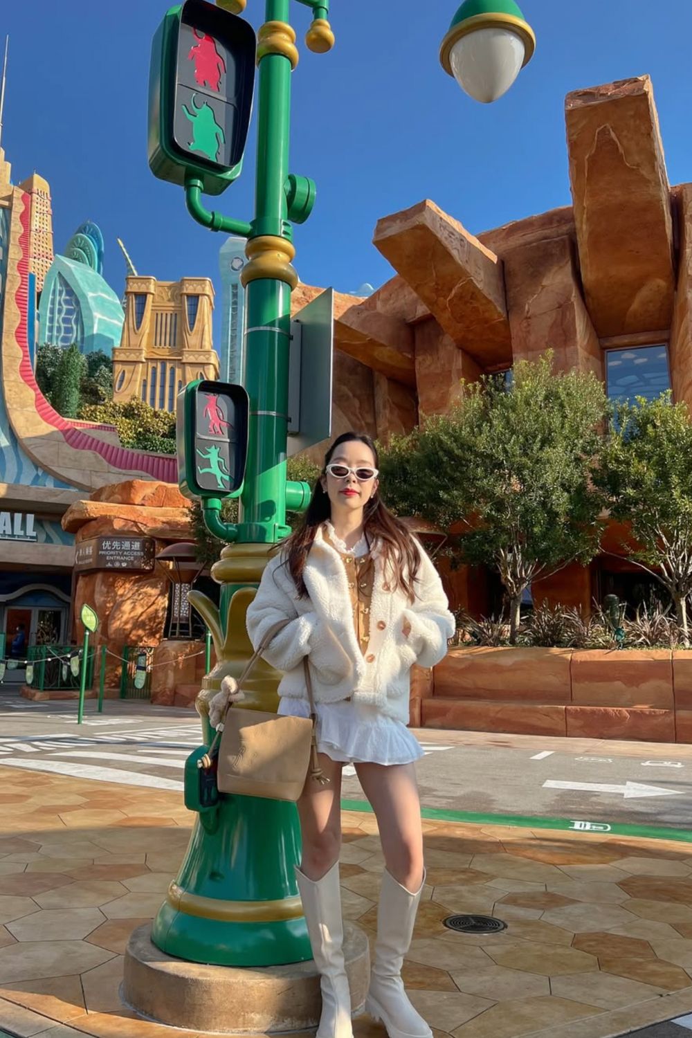 Cozy and stylish Disneyland winter outfit ideas to stay warm and picture-perfect at the park. From festive layers to chic Disney-inspired looks, find your perfect magical winter outfit. Winter Disney Outfits, Disney Outfit Cold Weather Winter, Euro Disney, Disney Spirit Jersey Outfit Winter, Leggings, Paris Disney Winter Outfit, Winter Disney Outfit Women, Outfit For Disney Winter, Japan, Tokyo Winter Outfit, Disneyland Outfits Winter, Disney Sea Outfit Winter, Disney World Outfit Ideas Winter