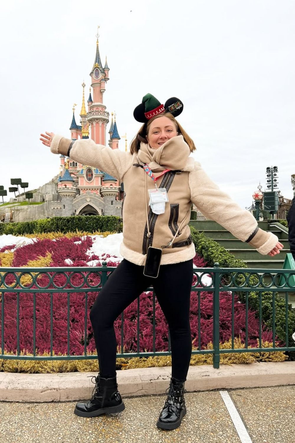 Cozy and stylish Disneyland winter outfit ideas to stay warm and picture-perfect at the park. From festive layers to chic Disney-inspired looks, find your perfect magical winter outfit. Winter Disney Outfits, Disney Outfit Cold Weather Winter, Euro Disney, Disney Spirit Jersey Outfit Winter, Leggings, Paris Disney Winter Outfit, Winter Disney Outfit Women, Outfit For Disney Winter, Japan, Tokyo Winter Outfit, Disneyland Outfits Winter, Disney Sea Outfit Winter, Disney World Outfit Ideas Winter