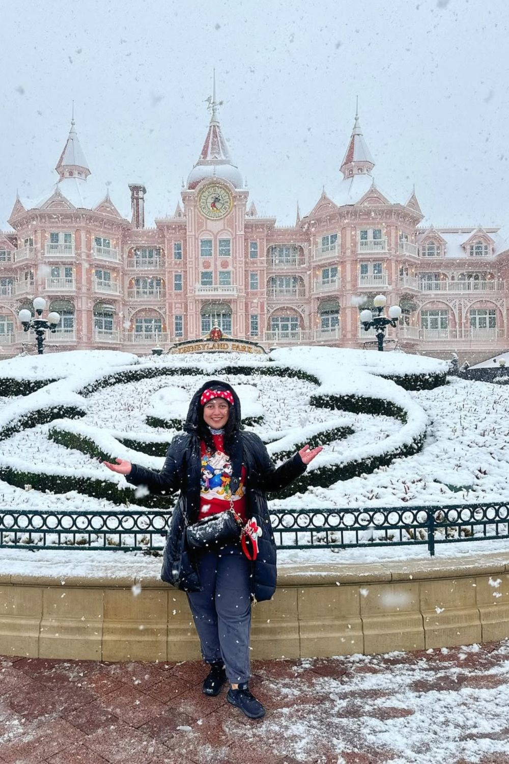 Cozy and stylish Disneyland winter outfit ideas to stay warm and picture-perfect at the park. From festive layers to chic Disney-inspired looks, find your perfect magical winter outfit. Winter Disney Outfits, Disney Outfit Cold Weather Winter, Euro Disney, Disney Spirit Jersey Outfit Winter, Leggings, Paris Disney Winter Outfit, Winter Disney Outfit Women, Outfit For Disney Winter, Japan, Tokyo Winter Outfit, Disneyland Outfits Winter, Disney Sea Outfit Winter, Disney World Outfit Ideas Winter