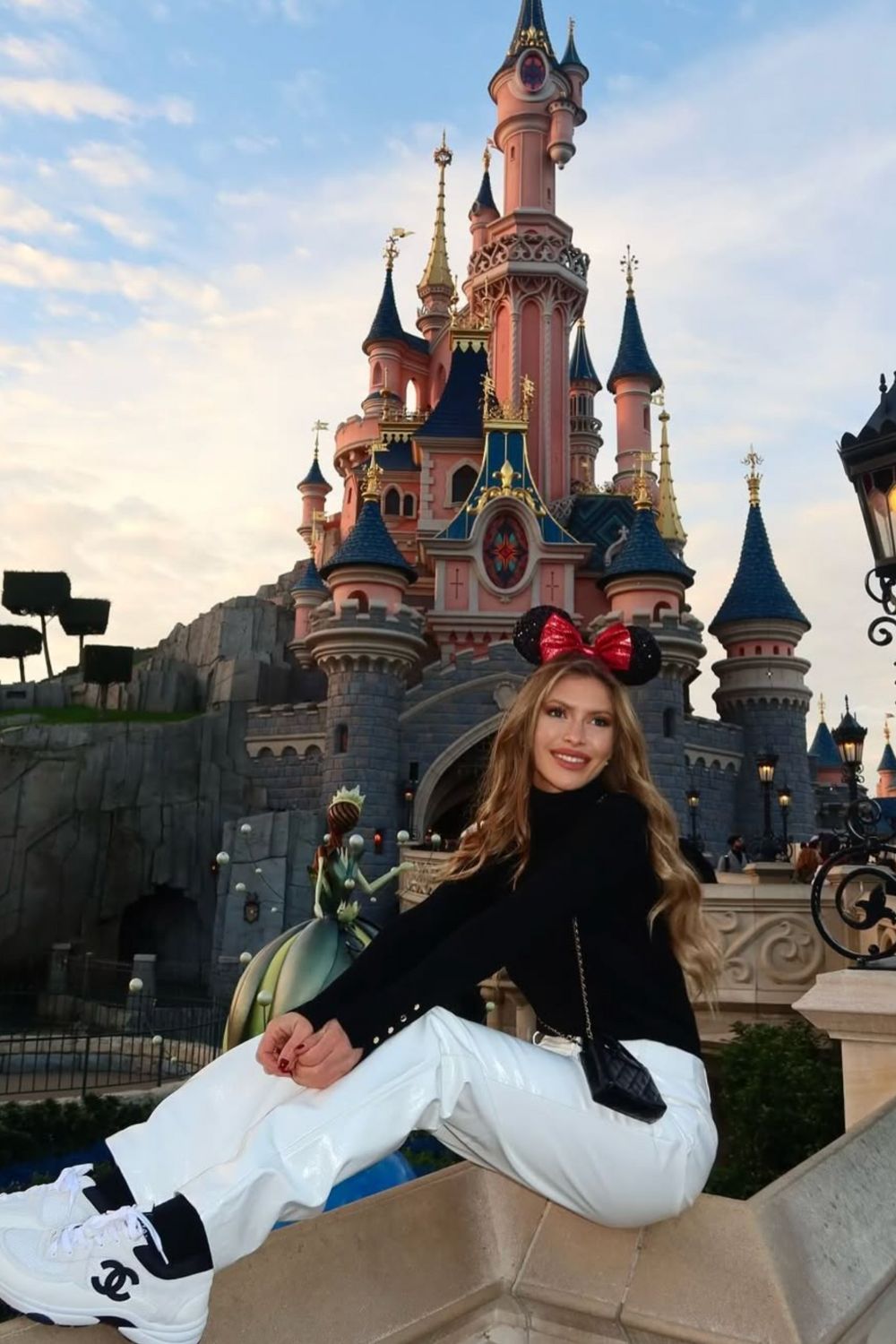 Cozy and stylish Disneyland winter outfit ideas to stay warm and picture-perfect at the park. From festive layers to chic Disney-inspired looks, find your perfect magical winter outfit. Winter Disney Outfits, Disney Outfit Cold Weather Winter, Euro Disney, Disney Spirit Jersey Outfit Winter, Leggings, Paris Disney Winter Outfit, Winter Disney Outfit Women, Outfit For Disney Winter, Japan, Tokyo Winter Outfit, Disneyland Outfits Winter, Disney Sea Outfit Winter, Disney World Outfit Ideas Winter