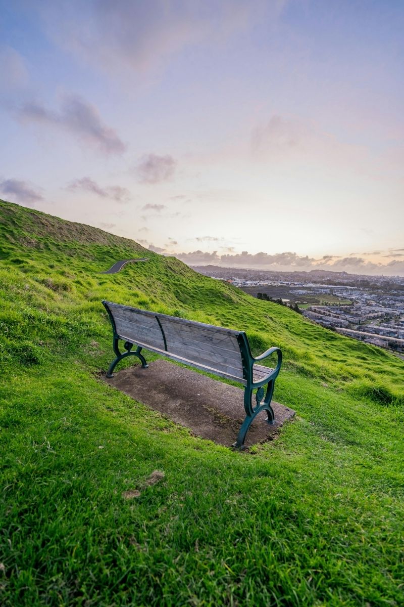 Discover the best walks in Auckland, from volcanic summits to coastal trails. Explore stunning landscapes, historic sites, and breathtaking views on these must-visit walking tracks! Best Walks In Auckland, Auckland Hiking, Hiking Auckland, Auckland Hikes, Hikes In Auckland, Walks In Auckland, Auckland Walks, Auckland Travel Guide, New Zealand Travel Itinerary Auckland, Auckland New Zealand, Auckland New Zealand Aesthetic, Auckland City