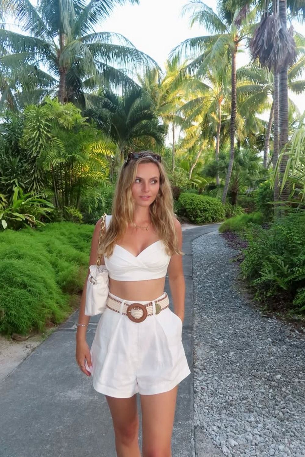 Planning a trip to Bora Bora? Discover chic and stylish outfit ideas for every occasion—from beach days to sunset dinners. Get packing tips and inspiration for the perfect tropical wardrobe! Bora Bora Outfits Women, Bora Bora Travel, Bora Bora Aesthetic, Bora Bora Island Honeymoon, Bora Bora Outfit Ideas, Bora Bora Island, Bora Bora Dinner, Bora Bora Outfits, Bora Bora Honeymoon Outfit, Bora Bora Outfits Aesthetic, Packing List, Things To Do, Travel Tips, Bora Bora Itinerary, What To Wear