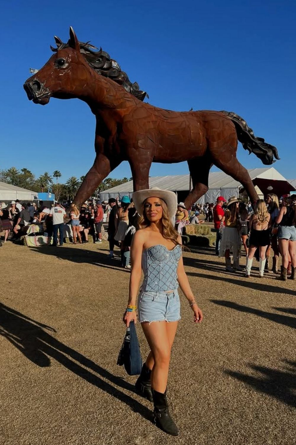 Get inspired with the best Stagecoach outfit ideas! From cowboy boots and denim to boho-chic dresses and edgy western glam, this guide covers festival-ready looks plus packing tips to keep you stylish and comfortable in the desert heat. Stagecoach Outfit Ideas, Stagecoach Festival Outfits, Stagecoach Festival Outfits Plus Size, Boho-Chic, Stagecoach Music Festival Outfits, Stagecoach Essentials, Stage Coach Outfits, Stage Coach Hair, Stagecoach Festival Makeup, Stagecoach Country Music Festival