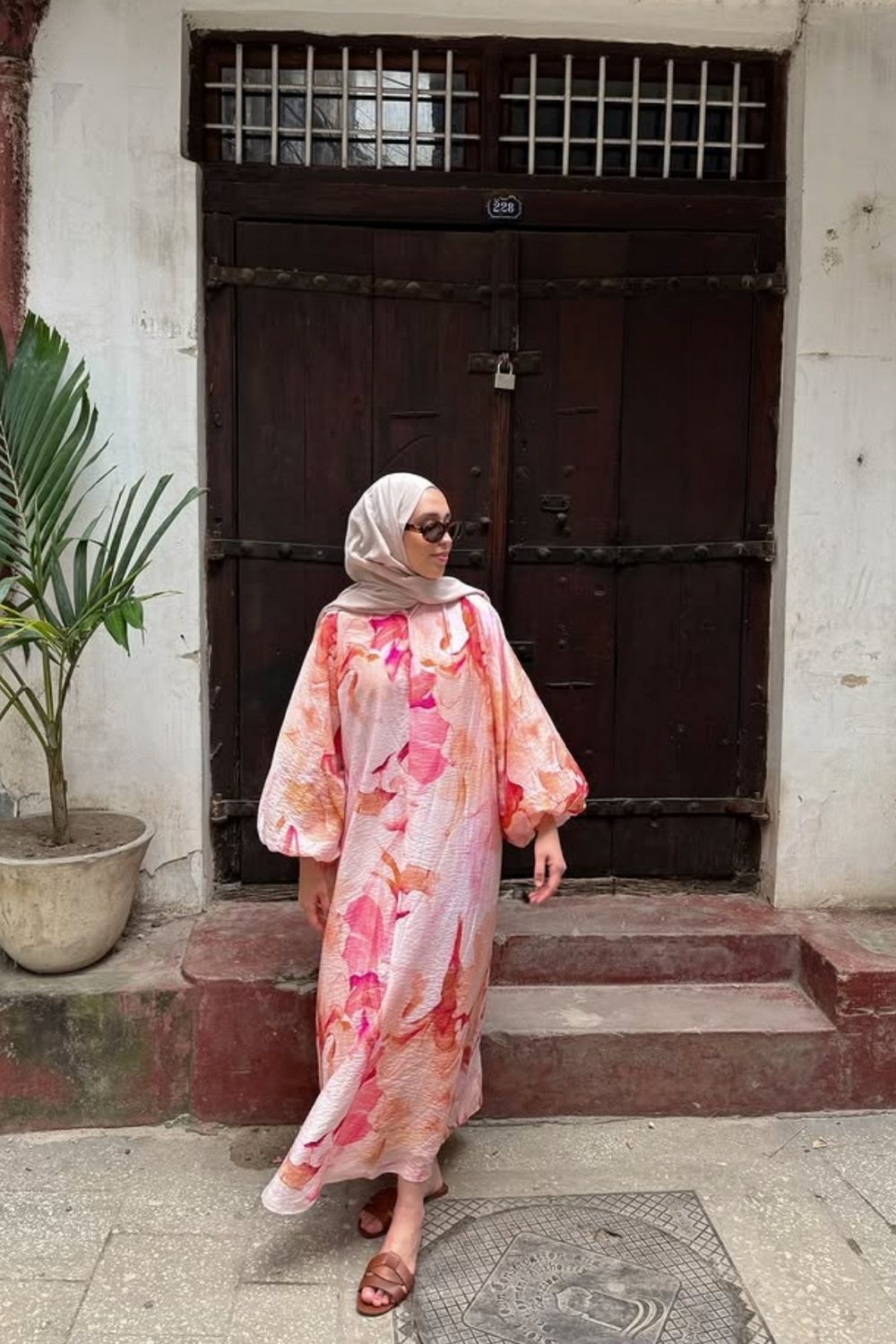 Planning a trip to Tanzania? Discover stylish and practical outfit ideas for every occasion—from safari adventures to beachside brunches. Get inspired with chic looks perfect for exploring Zanzibar, market strolls, and sunset dinners! Zanzibar Outfit Ideas, Zanzibar Outfit Aesthetic, Zanzibar Hijab Outfit, Stone Town Zanzibar Outfit, Outfit Vacanza Zanzibar, Zanzibar Vacation Outfit Ideas, Holiday Outfit Ideas, What To Wear In Zanzibar Outfit, Tanzania Outfit Ideas, Tanzania Holiday Outfit