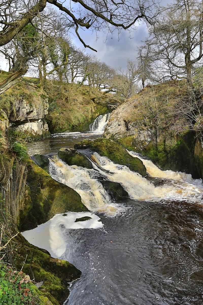 Discover the best walks in Yorkshire, from breathtaking waterfalls to dramatic peaks and historic trails. Explore scenic routes perfect for all hikers in God’s Own County! Yorkshire Dales National Park, Yorkshire Dales, Yorkshire Dales Aesthetic, Yorkshire Dales Cottage, Yorkshire Dales Landscape, Hiking Yorkshire Dales, Yorkshire Dales Hike, Yorkshire Hike, Villages, Yorkshire Dales Camping, English Countryside Landscape Yorkshire Dales, Farmhouse, Yorkshire Dales Itinerary, Summer, Spring